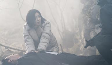 연기 속에 웅크린 인물의 지배종 드라마 스틸